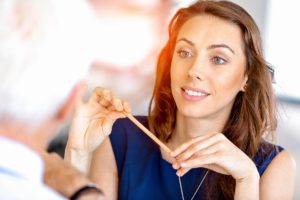 young-businesswoman-sitting-at-desk-and-working-xl